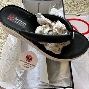 Womens Blondo Abigail waterproof sandal 7.5